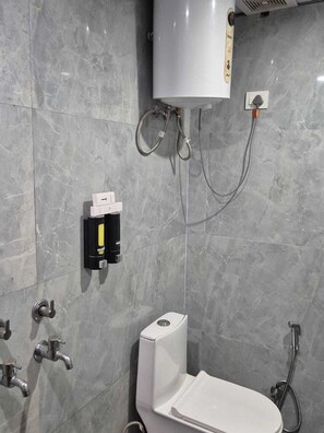 Dusche, kostenlose Toilettenartikel, Haartrockner, Hausschuhe