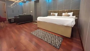 Luxury Suite, Balcony, City View | Meja, ruang kerja komputer riba, langsir/tirai gelap terus