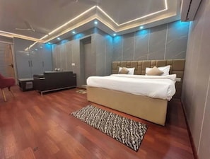 Luxury-Suite, Balkon, Stadtblick | Schreibtisch, laptopgeeigneter Arbeitsplatz, Verdunkelungsvorhänge