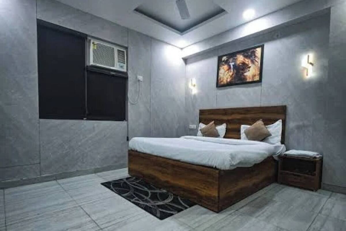 Superior Double Room | Desk, laptop workspace, blackout drapes, iron/ironing board