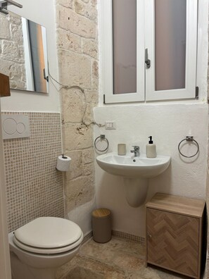Superior Double Room, City View | Bathroom - Dioniso Affittacamere (Conversano)