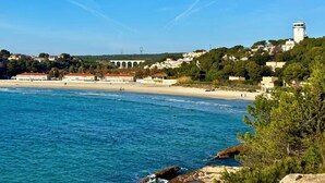 A coastal town with a beach, a lighthouse, and buildings on a hillside. - Carro Beach House Villa D'exception Vue Mer (Martigues)
