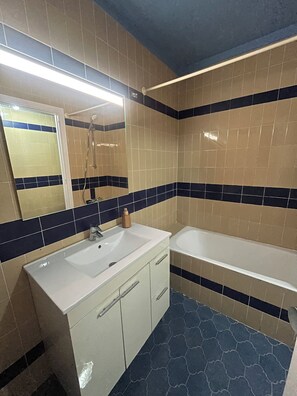 Serviettes fournies, savon, papier toilette