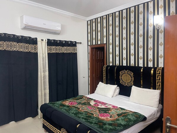9 bedrooms, iron/ironing board, WiFi, bed sheets