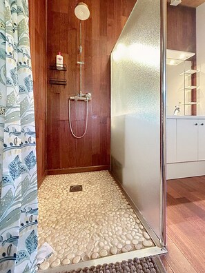 Shower, towels, toilet paper - Large 40 M2 studio ideal for curists at the Eugénie les Bains thermal baths (Bahus-Soubiran)