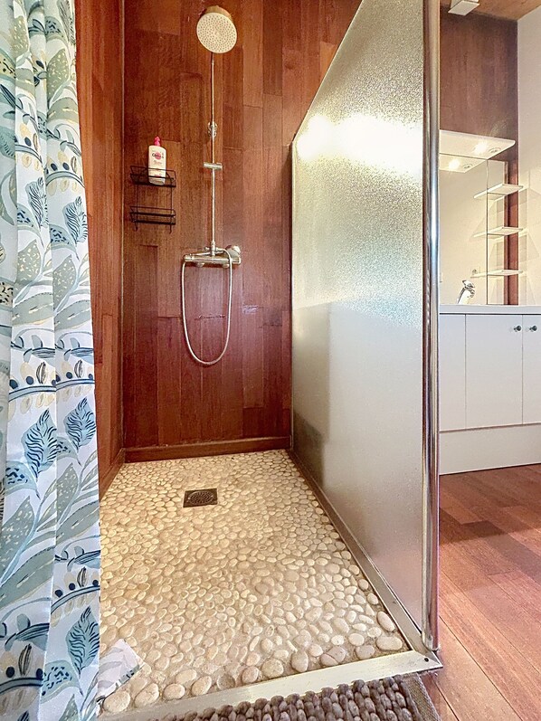 Dusche, Handtücher, Toilettenpapier