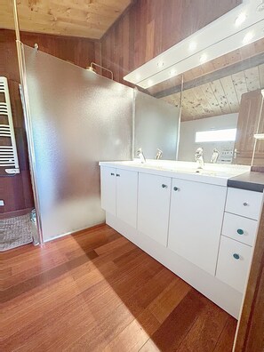 Dusche, Handtücher, Toilettenpapier
