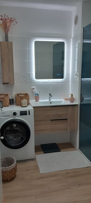 Bathroom - Vrbo Property (Manosque)