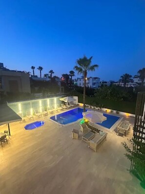 Una piscina al aire libre