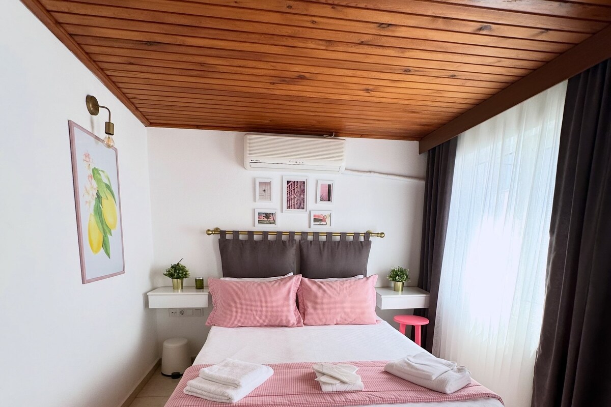 Room, Multiple Beds, Non Smoking, Private Bathroom | Bed sheets