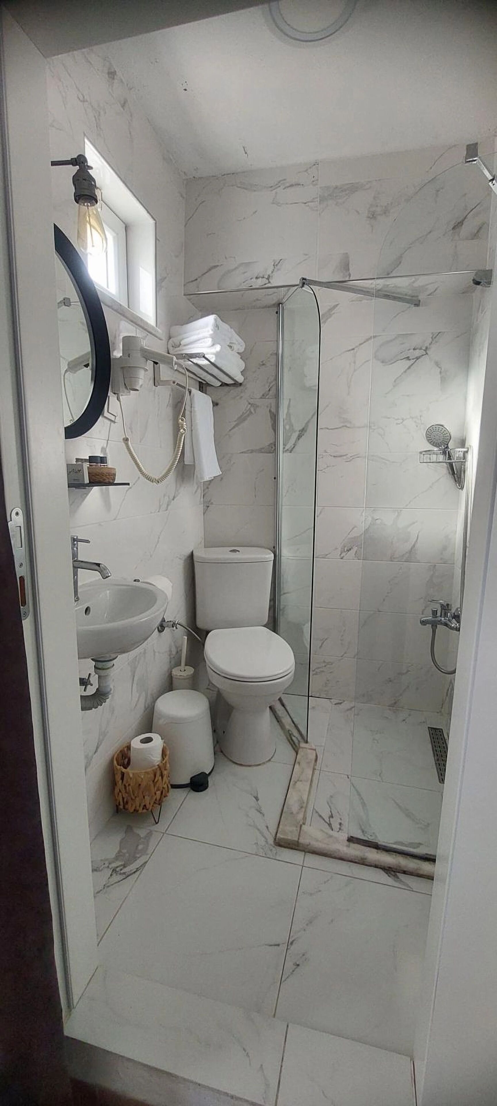 Room | Bathroom | Shower, free toiletries, hair dryer, towels