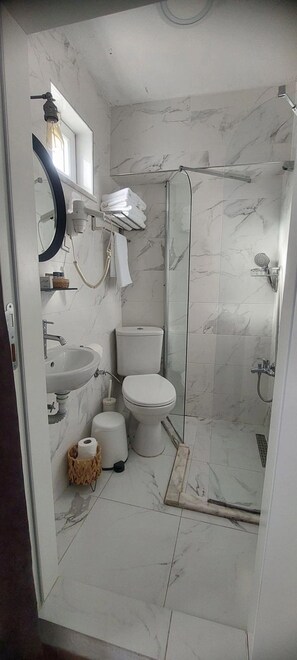 Phòng | Phòng tắm | Buồng tắm vòi sen, đồ dùng nhà tắm miễn phí, máy sấy tóc, khăn tắm 