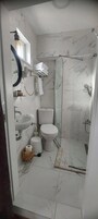 Ducha, artĂculos de tocador gratuitos, secador de pelo, toallas