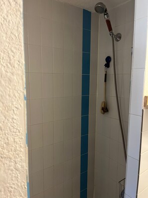 Een haardroger, zeep, toiletpapier