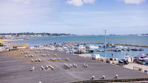 A marina with boats docked, a pier extending into the water, and a clear sky. - Coastal Retreat - Spacious Apartment on Poole Quay (Poole)