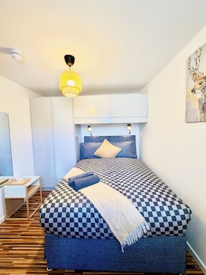 Habitación doble Confort | Espacio para trabajar con laptop y wifi gratis