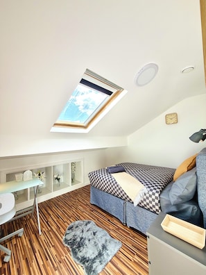 Habitación doble Confort | Espacio para trabajar con laptop y wifi gratis
