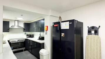 Großer Kühlschrank, Mikrowelle, Ofen, Kochgeschirr/Geschirr/Besteck
