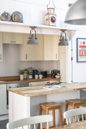 Fridge, microwave, stovetop, dishwasher - Saltmarsh -  a house that sleeps 5 guests  in 3 bedrooms (Felixstowe Ferry)