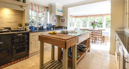 Somerville House - a house that sleeps 9 guests in 5 bedrooms