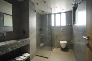 Doccia, set di cortesia gratuito, asciugacapelli, pantofole