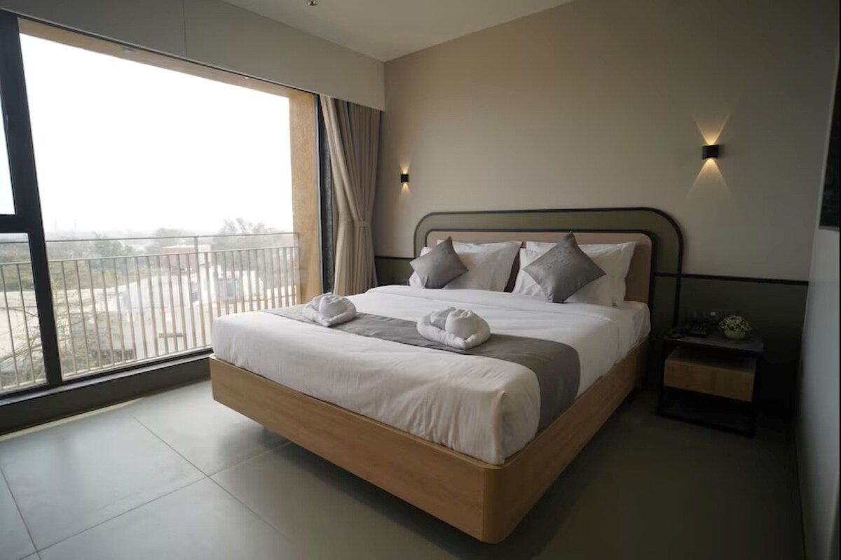 Deluxe Double Room, City View | Bathroom | Shower, free toiletries, hair dryer, slippers