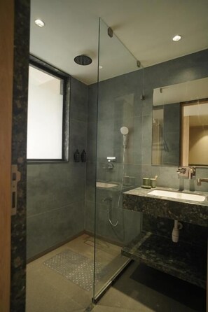 Shower, free toiletries, hair dryer, slippers - HOTEL SANKET ELITE (Malegaon)