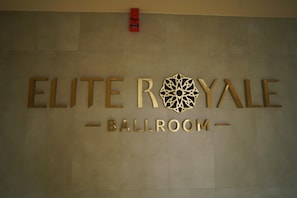 Letrero que dice 'ELITE ROYALE BALLROOM' con un diseño geométrico.