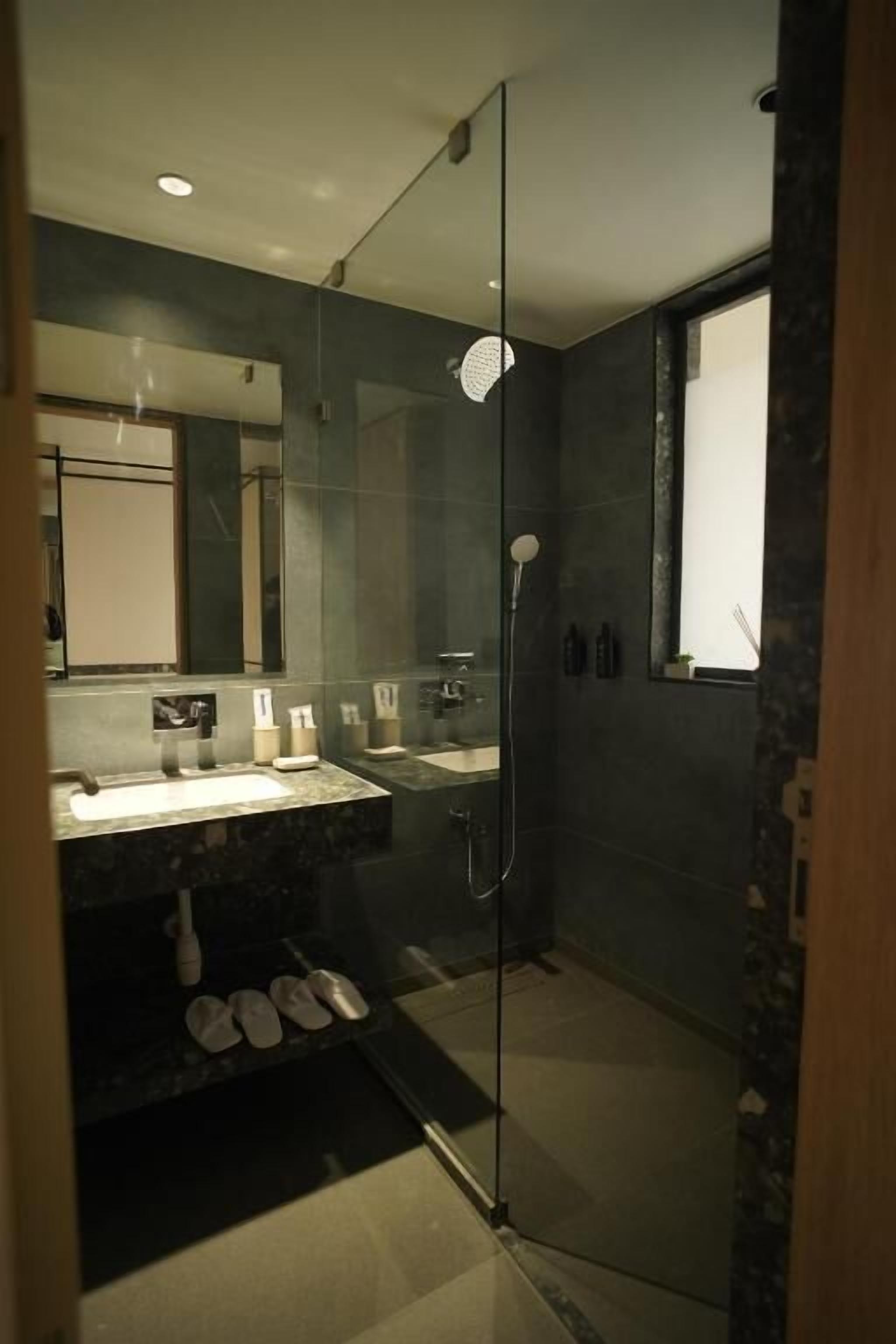 Superior Suite, City View | Bathroom