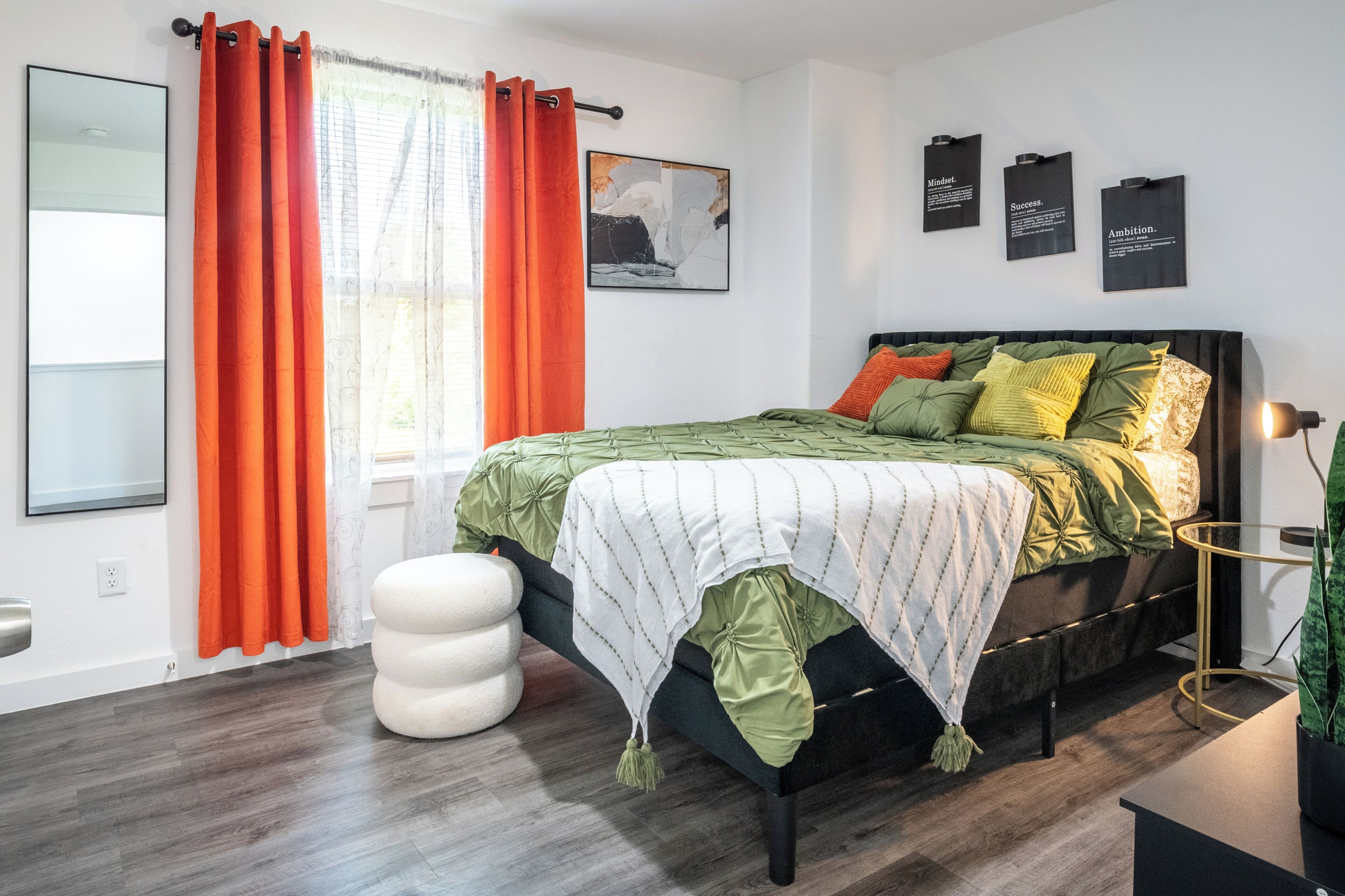 3 slaapkamers, een strijkplank/strijkijzer, wifi, beddengoed
