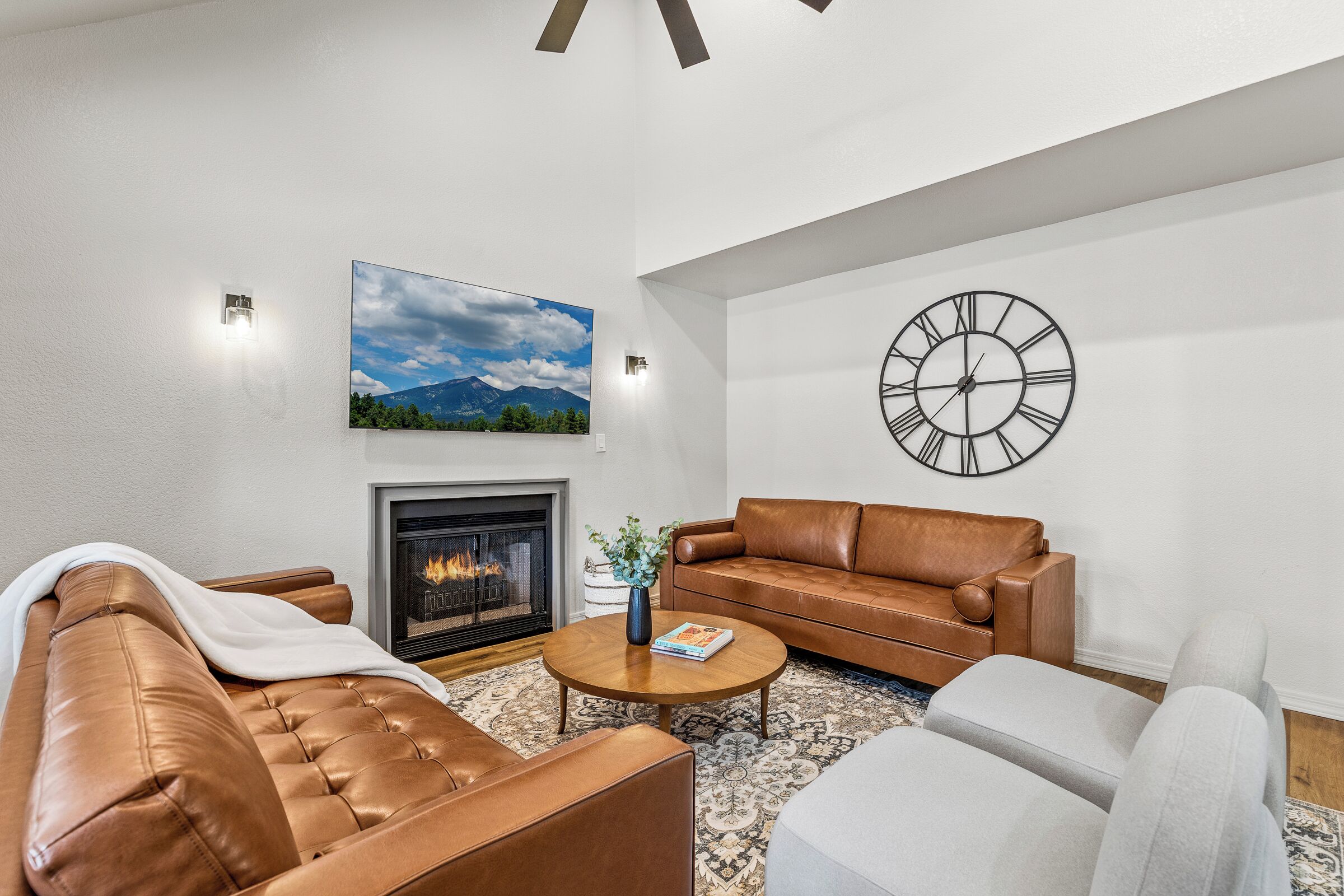 Smart TV, chimenea y oficina 