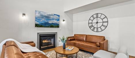 Smart TV, chimenea y oficina