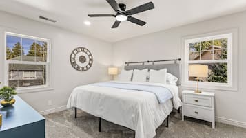 2 habitaciones, escritorio y tabla de planchar con plancha