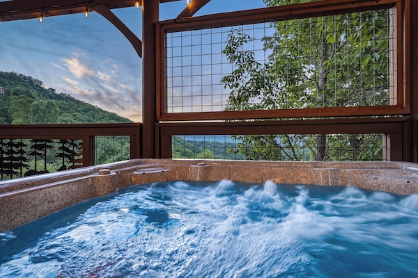 Six-person hot tub with peaceful mountain setting