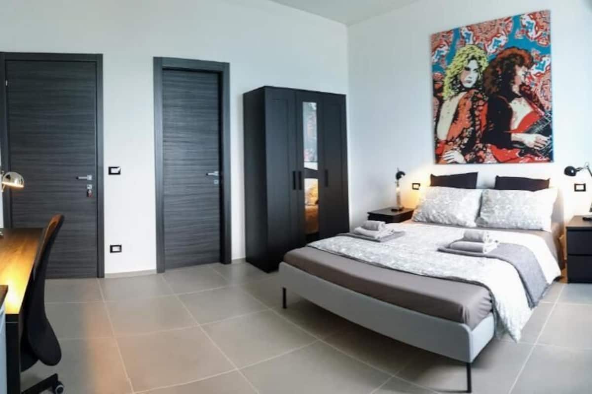 Habitación triple Confort, vista a la colina | Cortinas blackout y wifi gratis