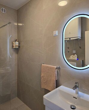 Dusche, Haartrockner, Handtücher, Seife