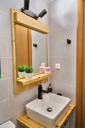 Douche, sèche-cheveux, serviettes fournies, savon