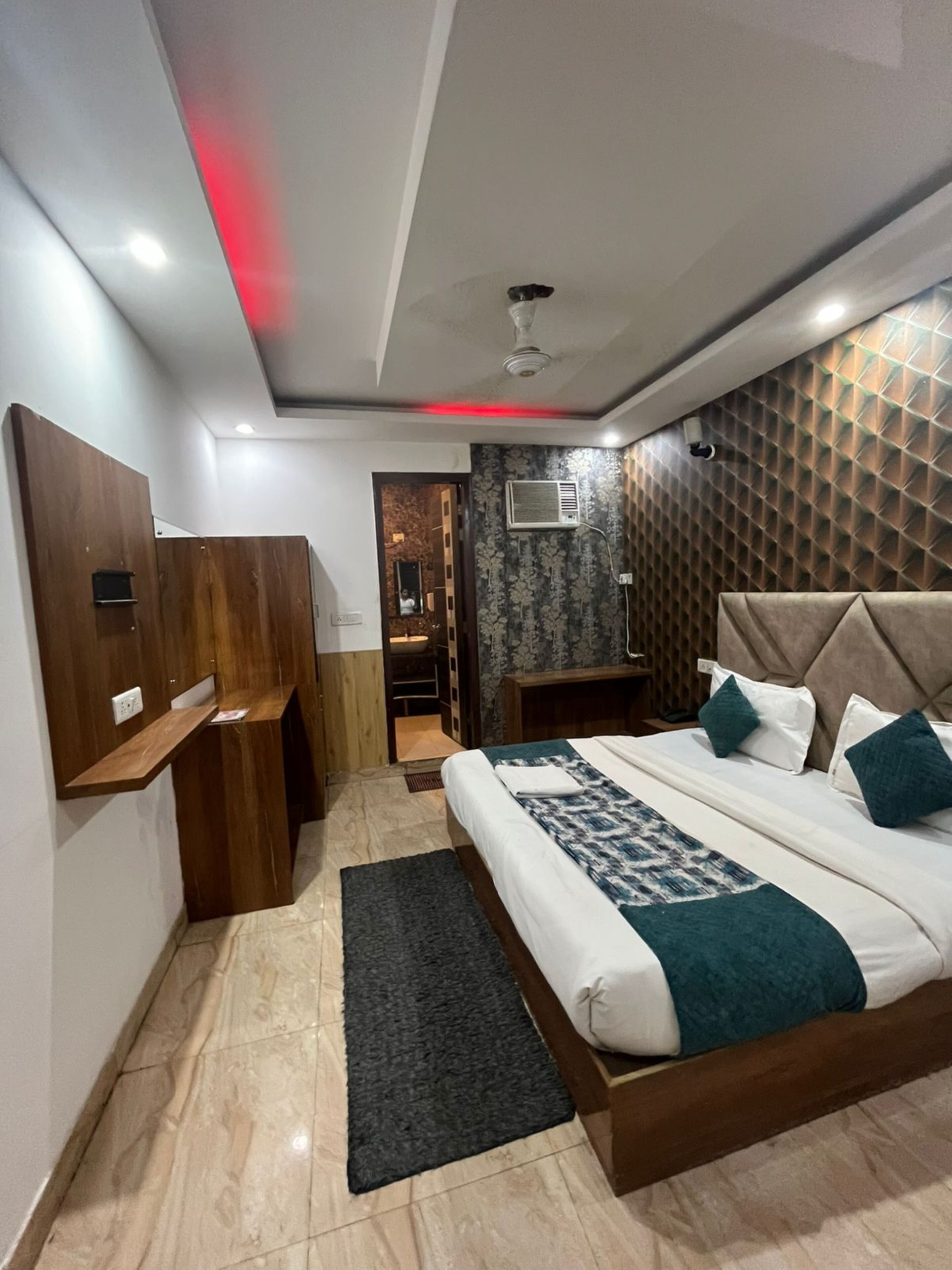 Habitación doble | Escritorio y espacio para trabajar con un portátil