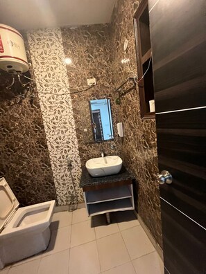 Double Room | Bathroom | Shower, free toiletries, towels, soap - Hotel Elite Haven by Signature Stayz   (Agra)