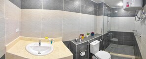 Ein Badezimmer mit Waschbecken, Toilette und Dusche.