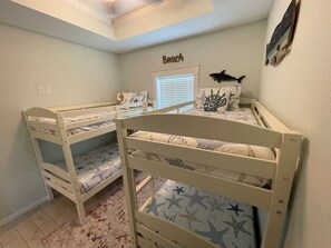 Tabla de planchar con plancha, wifi gratis, ropa de cama