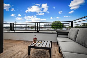 Property grounds - Bourvelle House — 7 King Suites, Rooftop Deck, NuLu Louisville (Louisville)