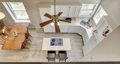 2-level Townhome w/ Patio 4 Mi to Kansas Speedway!