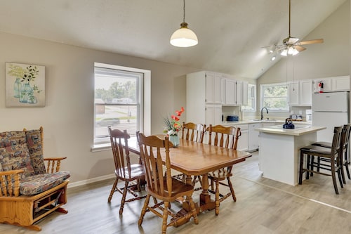 2-level Townhome w/ Patio 4 Mi to Kansas Speedway!