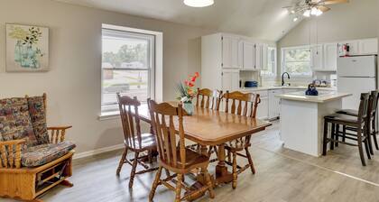 2-level Townhome w/ Patio 4 Mi to Kansas Speedway!