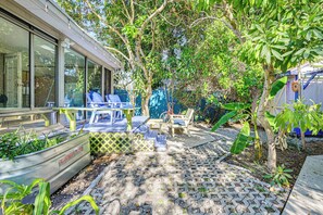 A patio with a table and chairs, a planter with plants, and a fence. - 4 Mi to Dtwn! Tranquil Tampa Getaway w/ 2 Decks (Tampa)