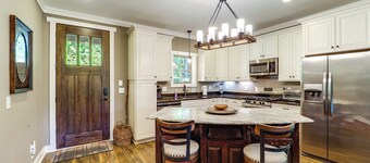 Screened Porch! Wooded Getaway in North Cove