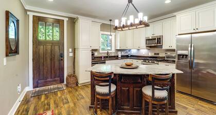 Screened Porch! Wooded Getaway in North Cove