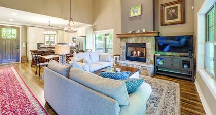 Screened Porch! Wooded Getaway in North Cove
