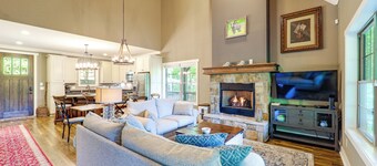 Screened Porch! Wooded Getaway in North Cove